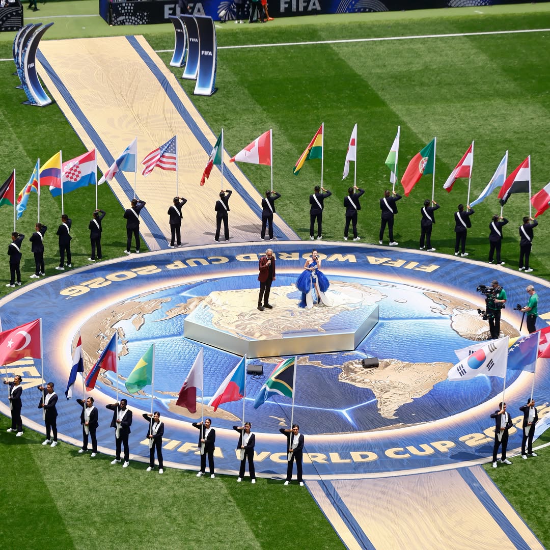 أندريا بوتشيلي وإي جاي يغنيان أغنية كأس العالم 2026