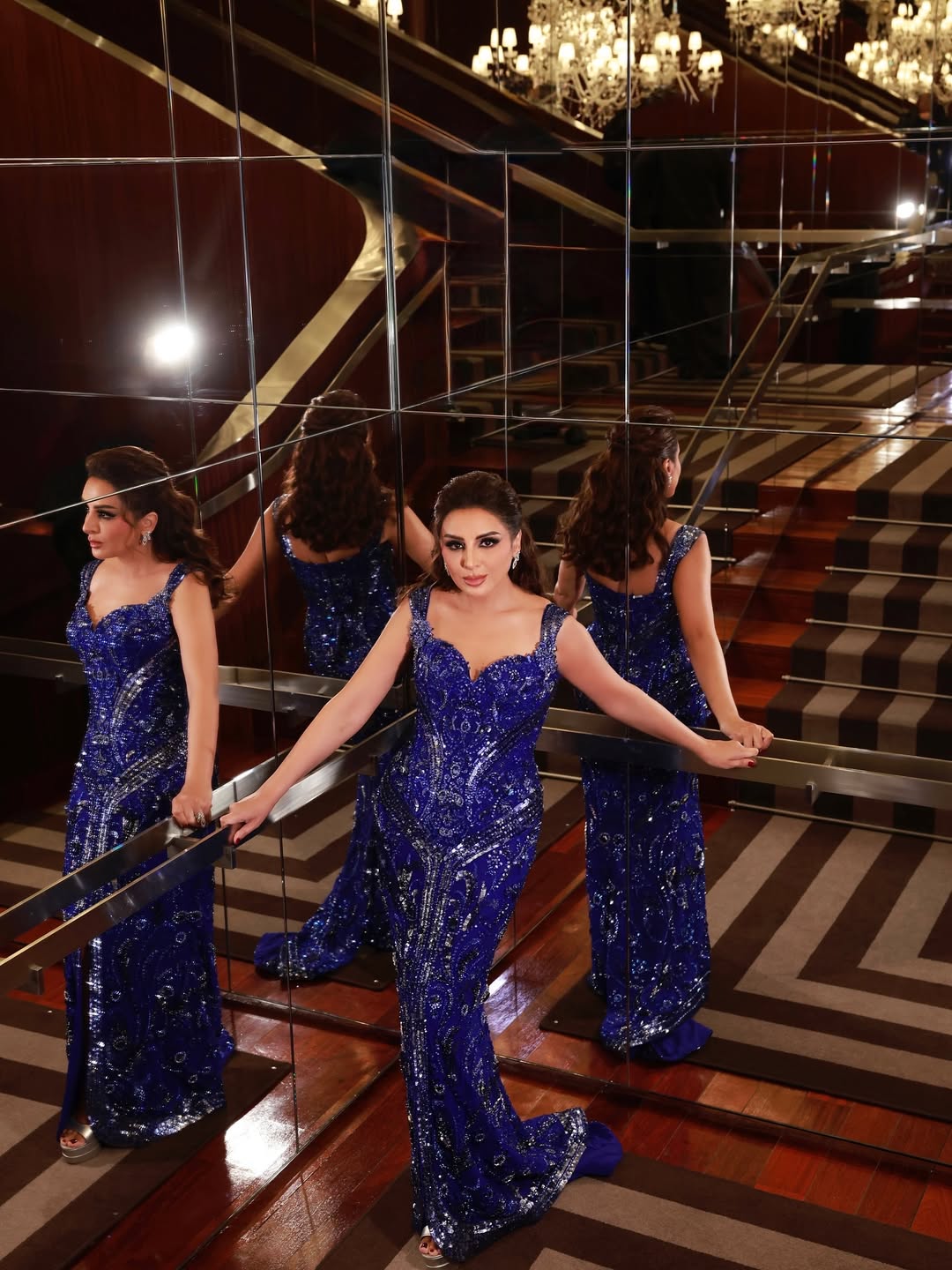 أنغام بالثوب الطويل باللون الأزرق الملكي