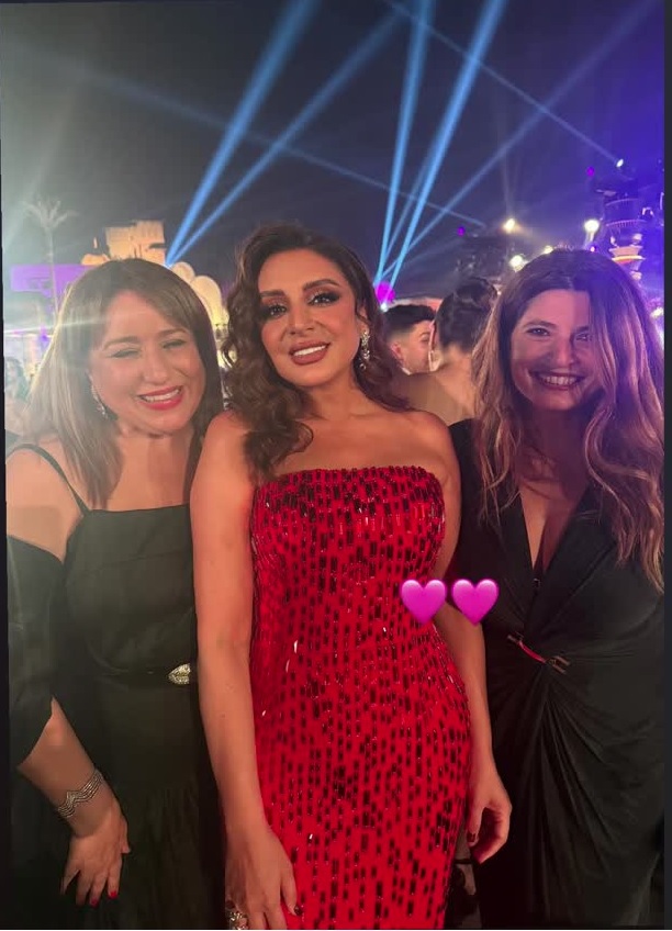  أنغام بثوب سترابلس باللون الأحمر الناري