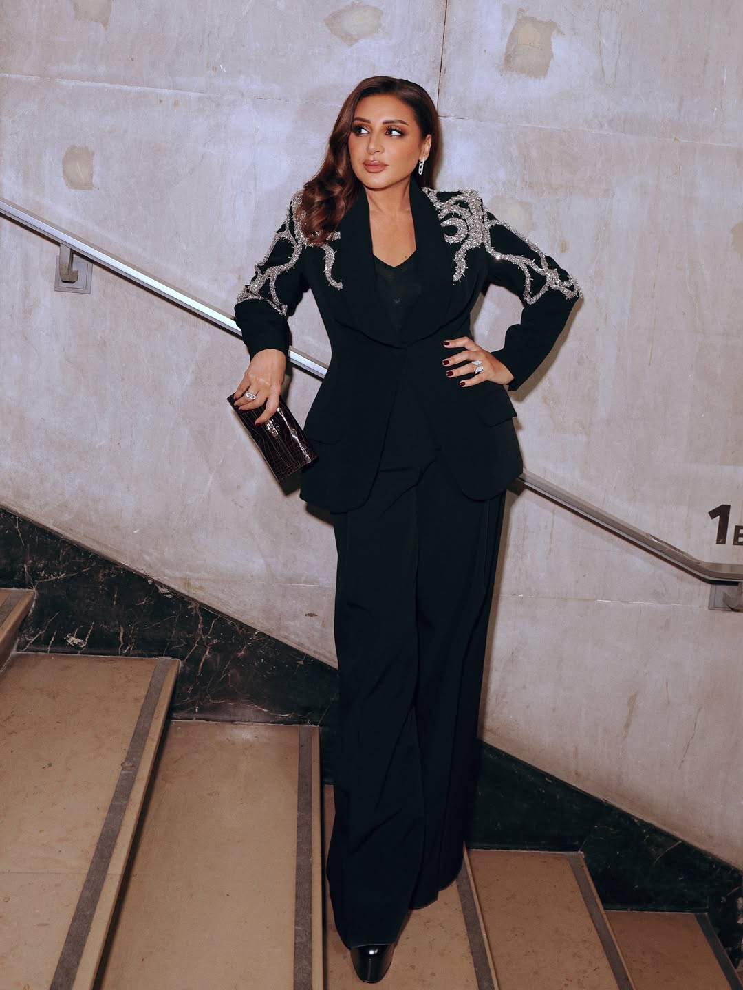 الجاكيت جاء بتصميم مغلق بزر وحيد، ومميز بلمسة جمالية ملفتة، عبارة عن تطريزات نافرة