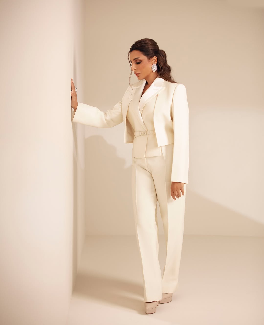 أنغام بصيحة البدلة النسائية باللون الأبيض