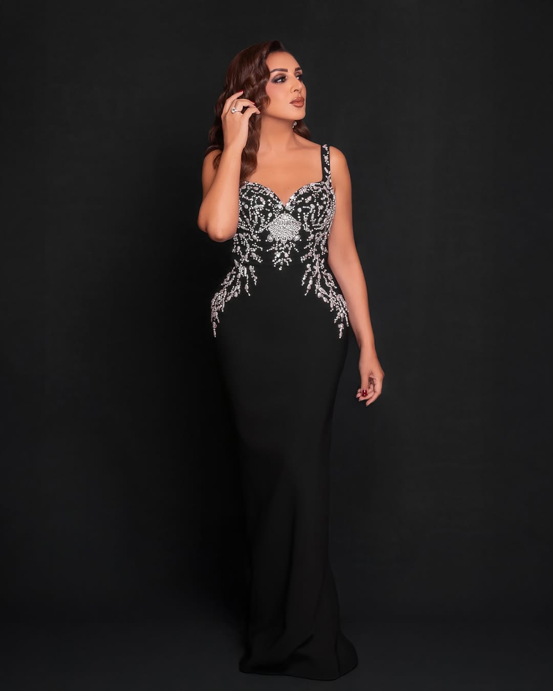 أنغام بصيحة فستان السهرة الأسود المجسم على القوام