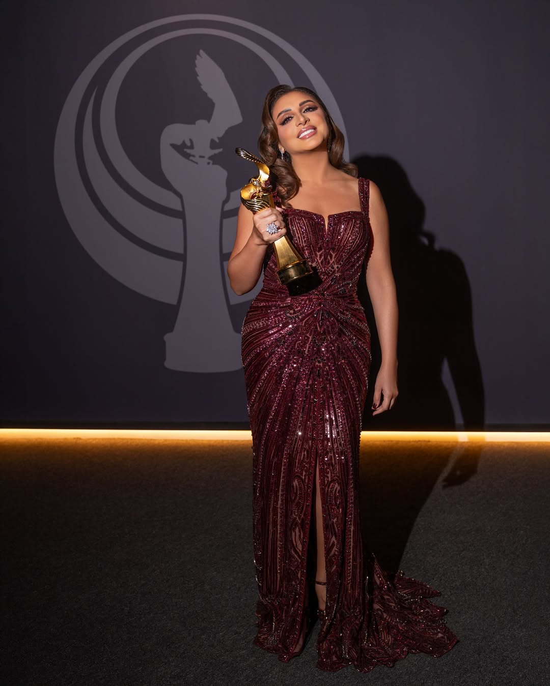 أنغام بفستان طويل باللون البرغندي