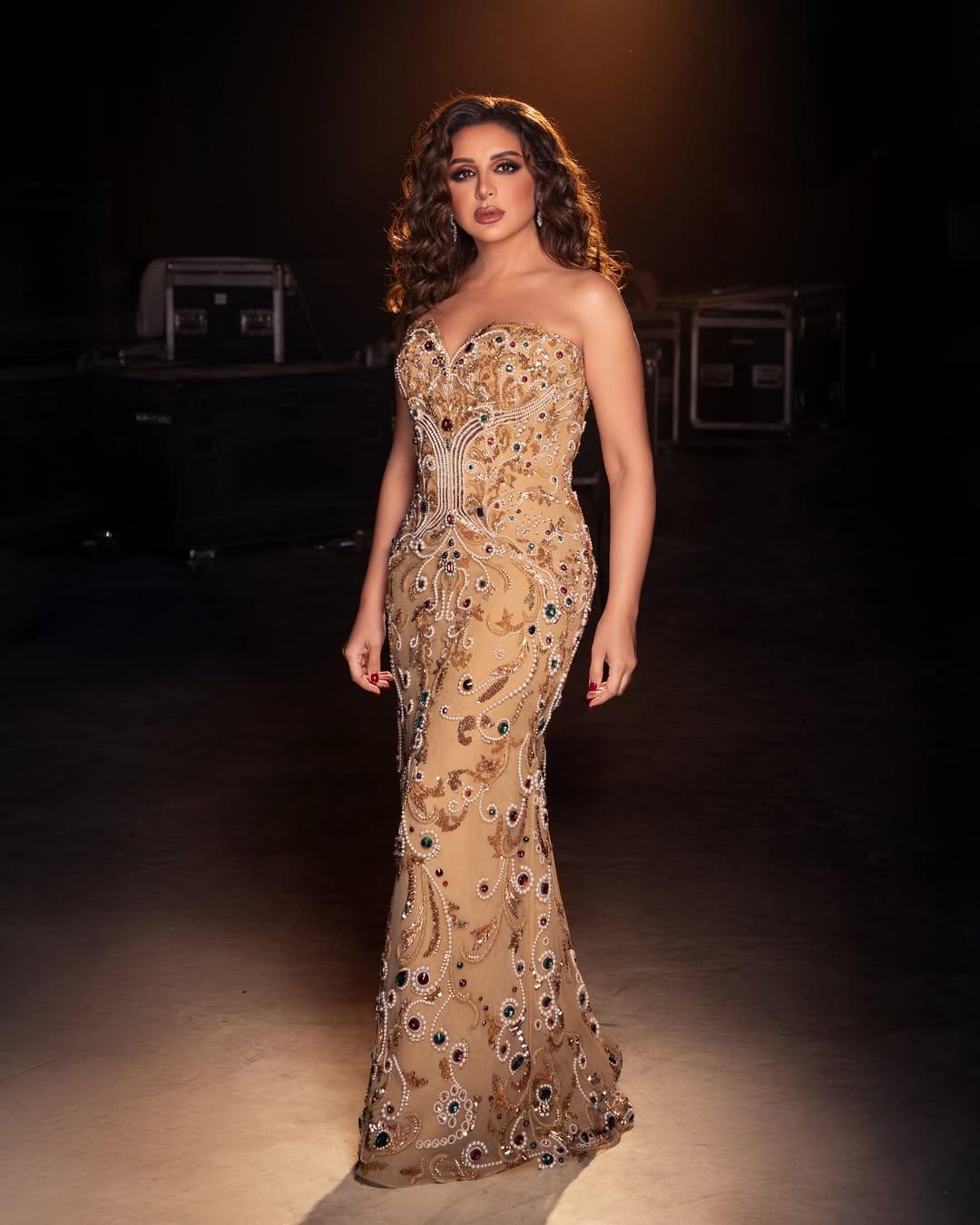 أنغامترتدي فستانا راقيا من تصاميم زهير مراد