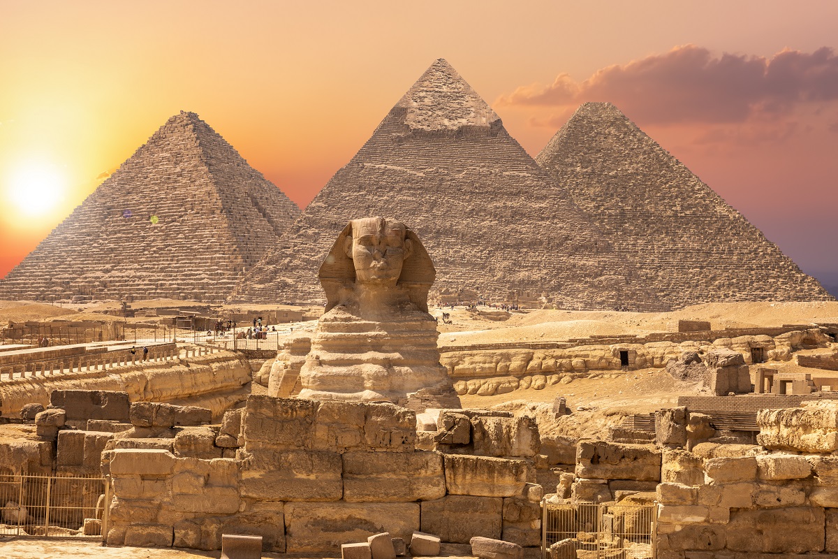 أهرامات الجيزة وأبو الهول