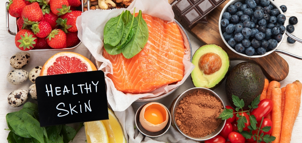 أهم الأطعمة المفيدة للبشرة