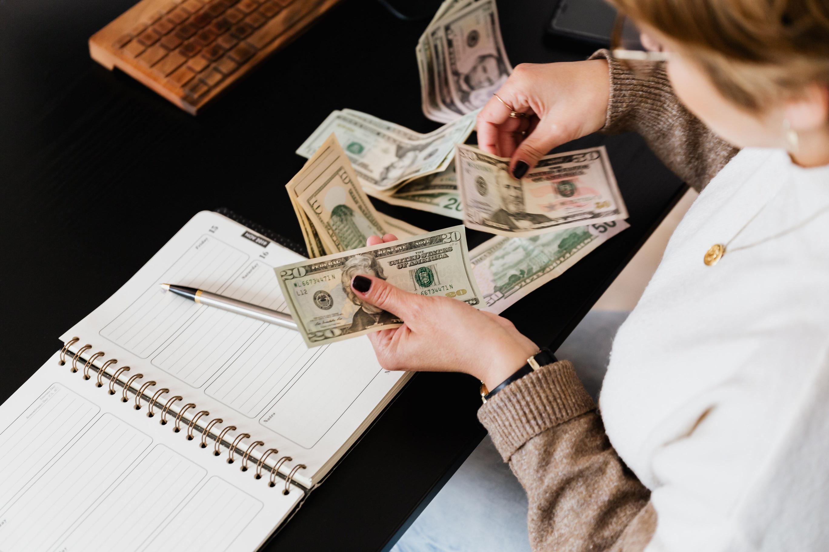 أهم الجوانب المالية التي تستحق اهتمامكِ إذا كنتِ ترغبين في توسيع خياراتكِ المهنية