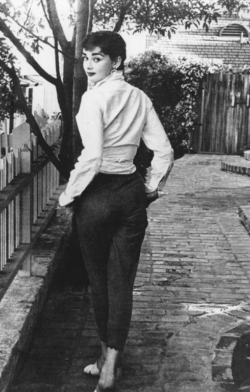 أودري هيبورن عام 1957 في تنسيق أنيق في قميص أبيض مع بنطلون خصر عال