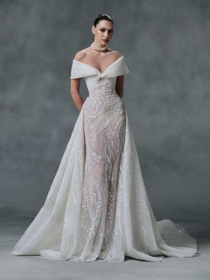 أوفرسكيرت واسعة من التول مزينة بتطبيقات متناسقة