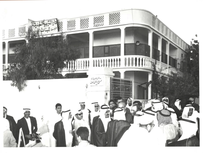 أول معرض للفنانة صفية بن زقر عام 1968، والذي أُقيم في جدة بمدرسة دار التربية الثانوية — المصدر Sotheby's