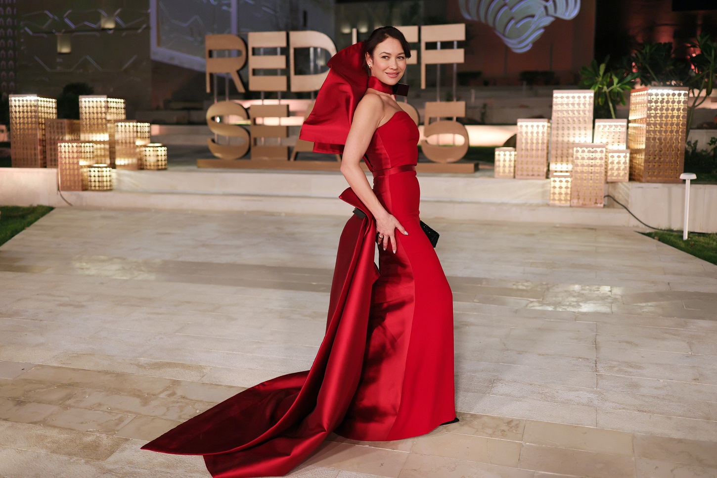 أولجا كوريلنكو بفستان سهرة طويل باللون الأحمر