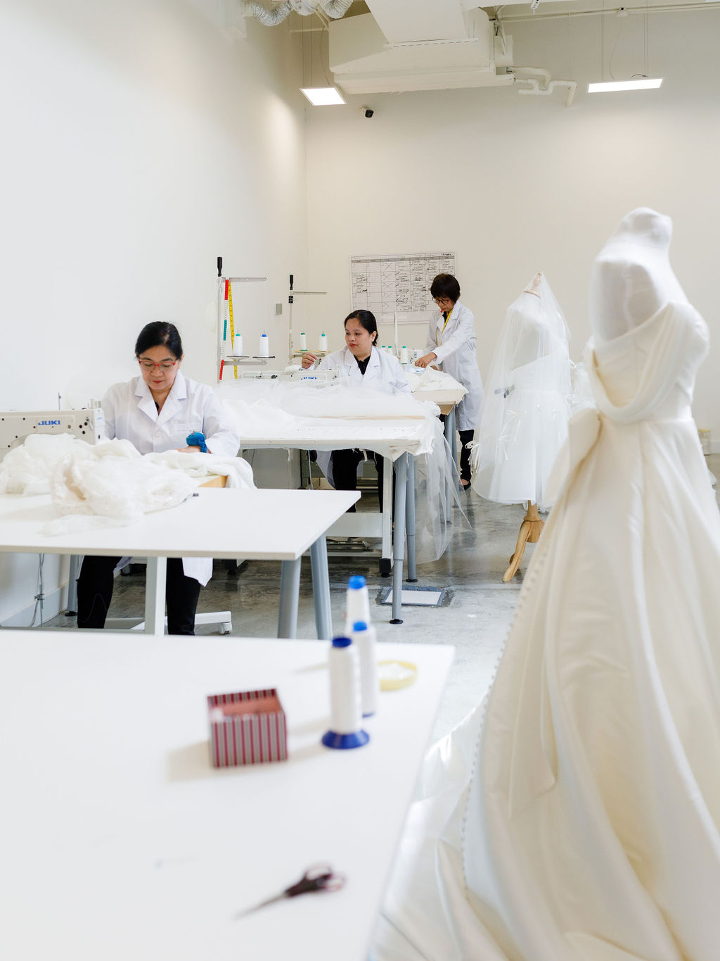 أياد متخصصة في مشغل The Bridal Atelier