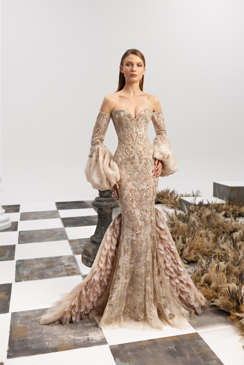 إبداع ساحر من الدانتيل باللون البيج الفاتح، مطبوع بدقة مع طبقات رقيقة من التول وبتلات الأُرجنزا.