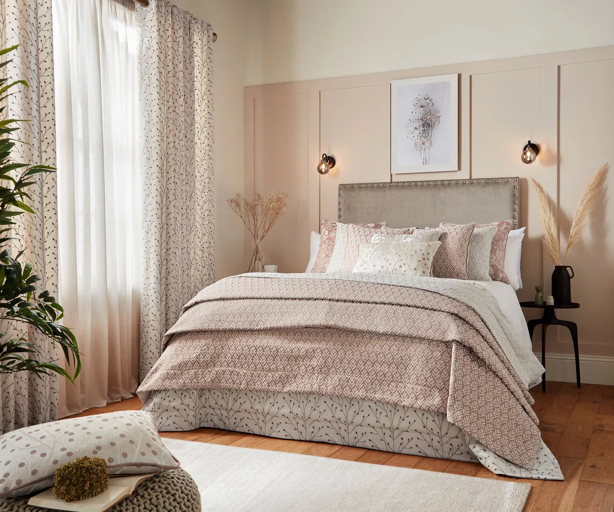 إحاطة السرير بألواح جدران بارتفاع ثلاثة أرباع الجدار