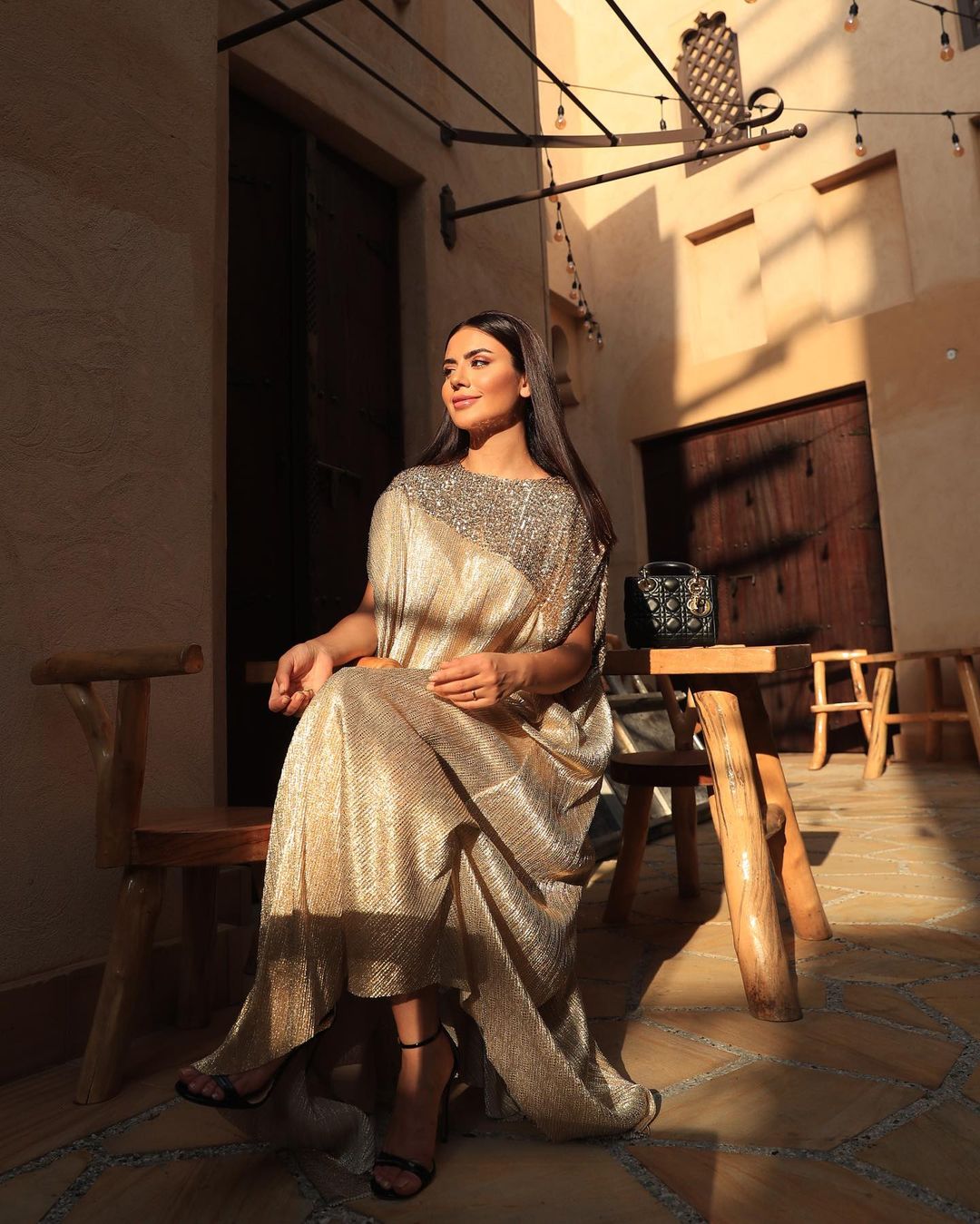 إختاري من وحي اطلالات ديما الاسدي القفطان الأنيق الذي تميّز بلونه الذهبي مع الشك الساحر