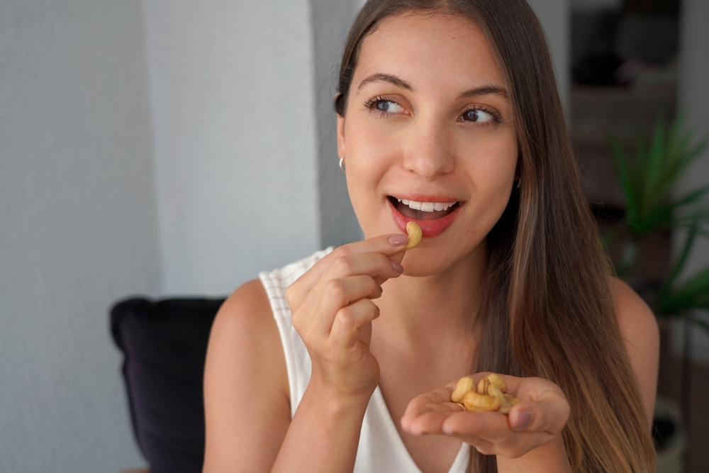إدخال المكسرات على النظام الغذائي يساعد في تحسين صحة الشفاه