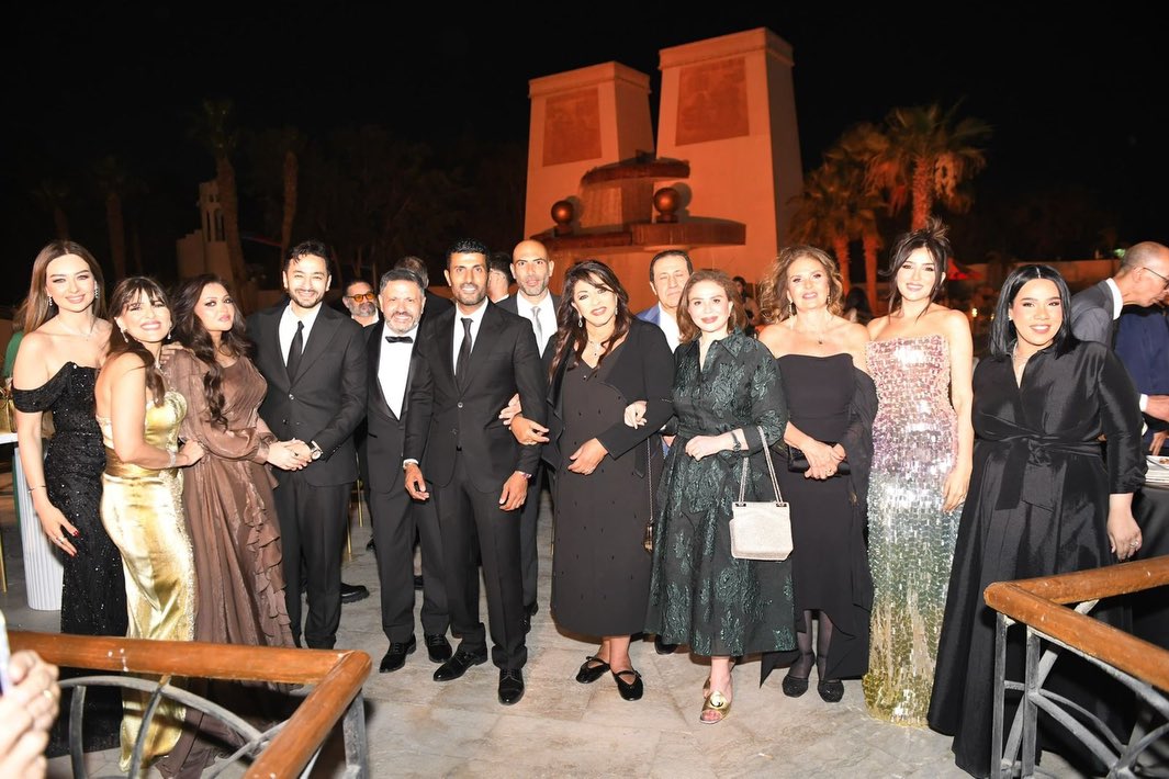 إدوارد يستقبل النجوم في حفل زفاف ابنه