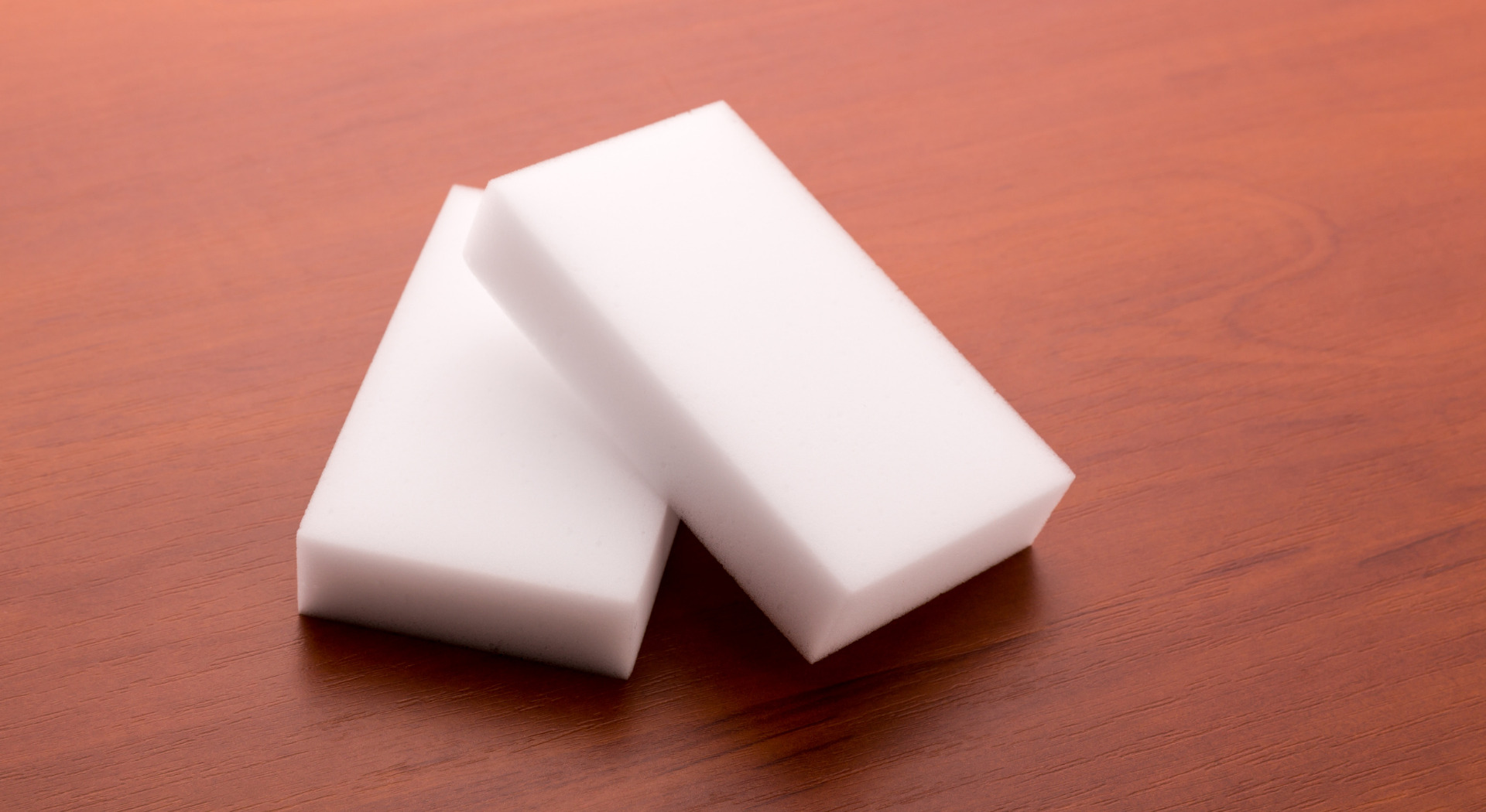 إسفنجات الميلامين تعمل مثل ورق الصنفرة على أسطح الأثاث الخشبي