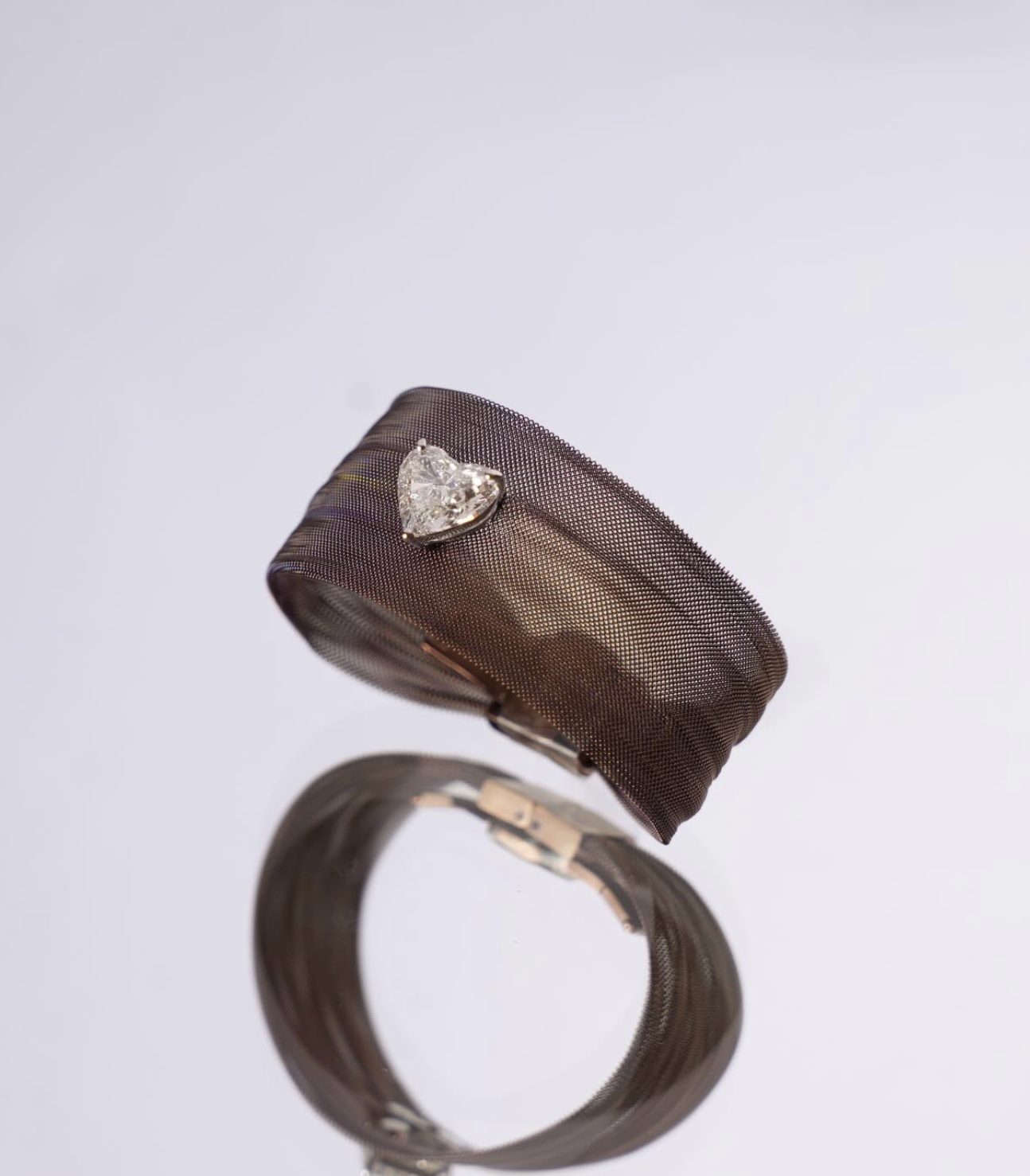 إسورة من الستانلس ستيل مع ألماسة بشكل قلب ٥ قيراط من تصميم Alia Jewelry