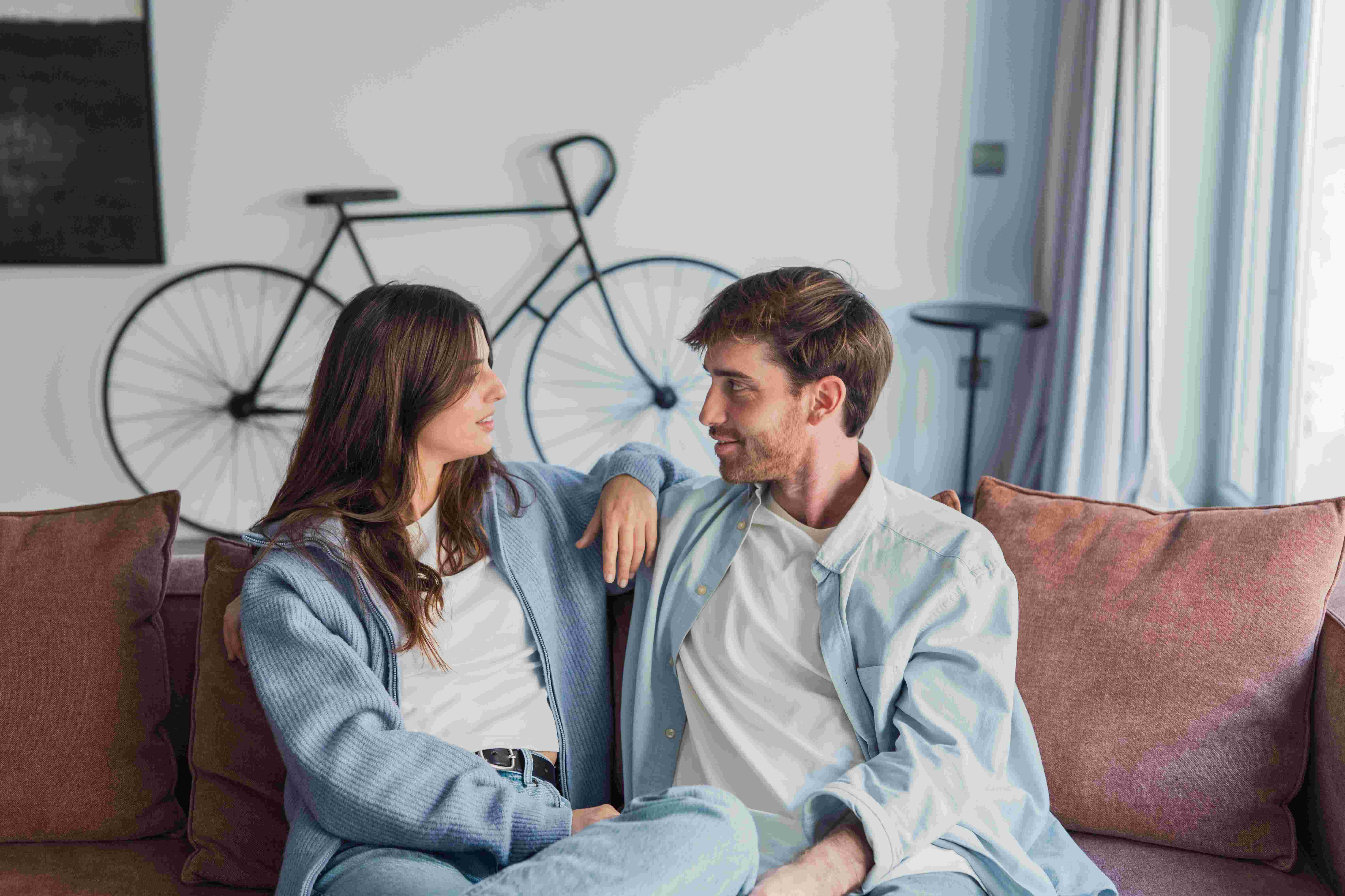 إشارات تخبرك بأنه يراكِ صديقة لا حبيبة