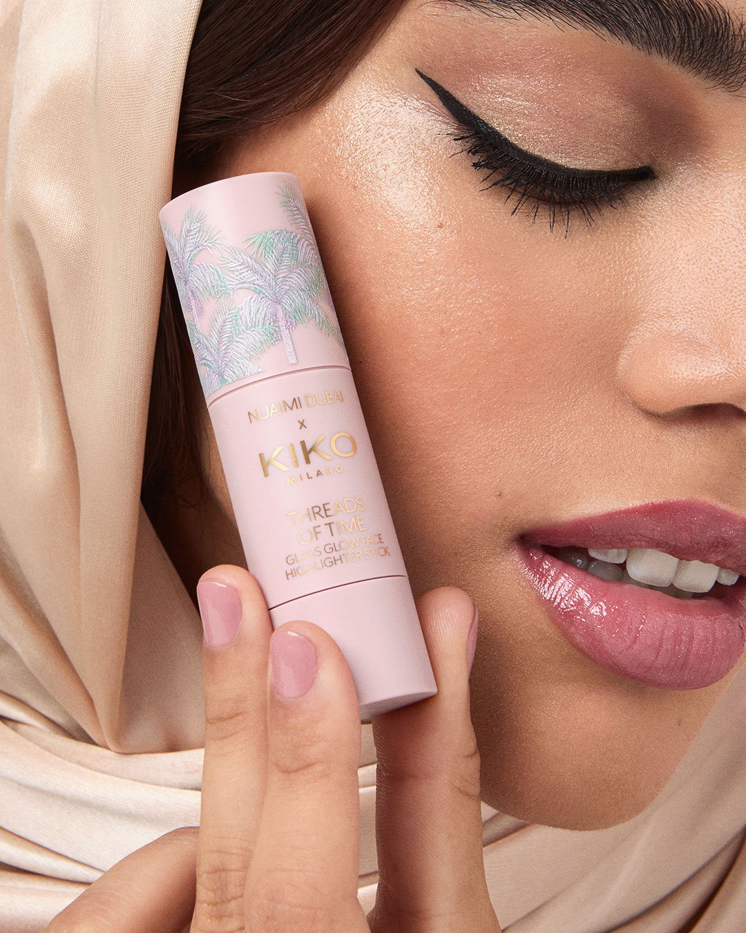 إصبع الهايلايتر Glass Glow Highlighter Stick ً من مجموعة Threads of Time الجديدة محدودة الإصدار