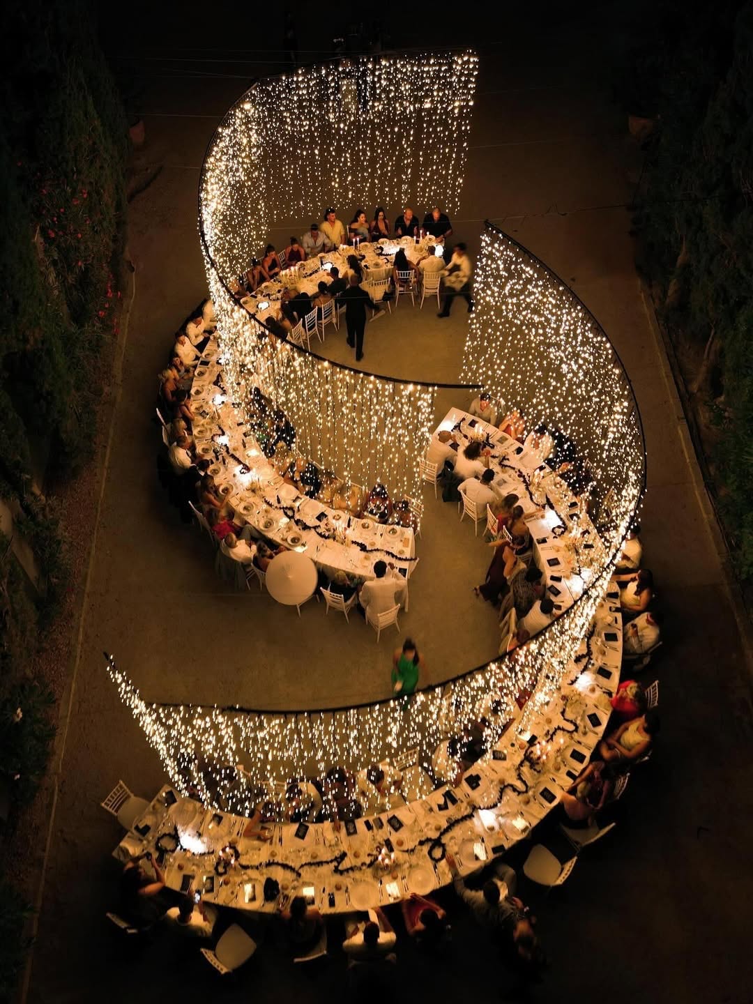 إضاءة ساحرة لحفل زفاف بسيط - الصورة من DWP Congress