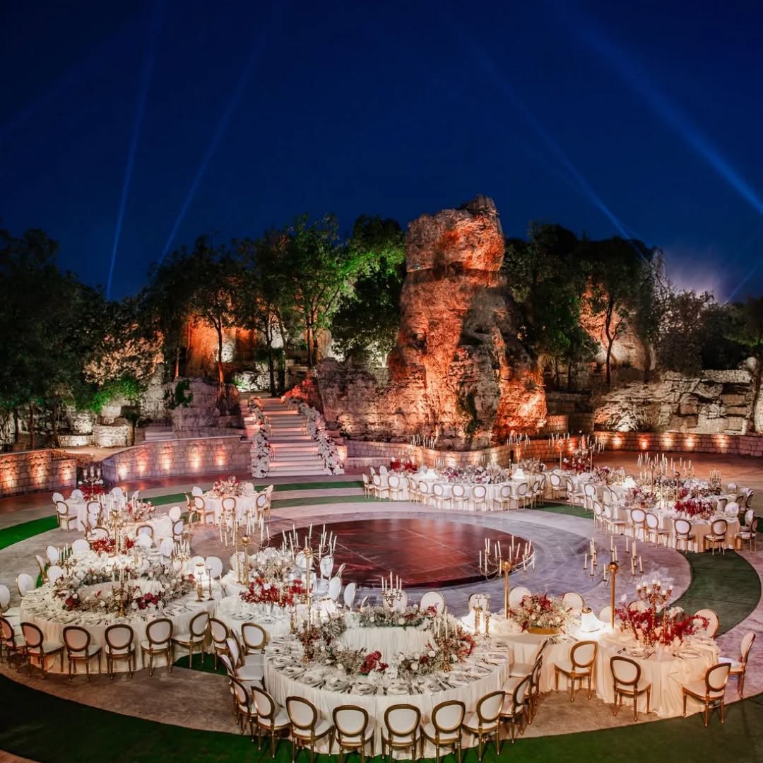 إضاءة في الهواء الطلق- الصورة من KYRA VENUE