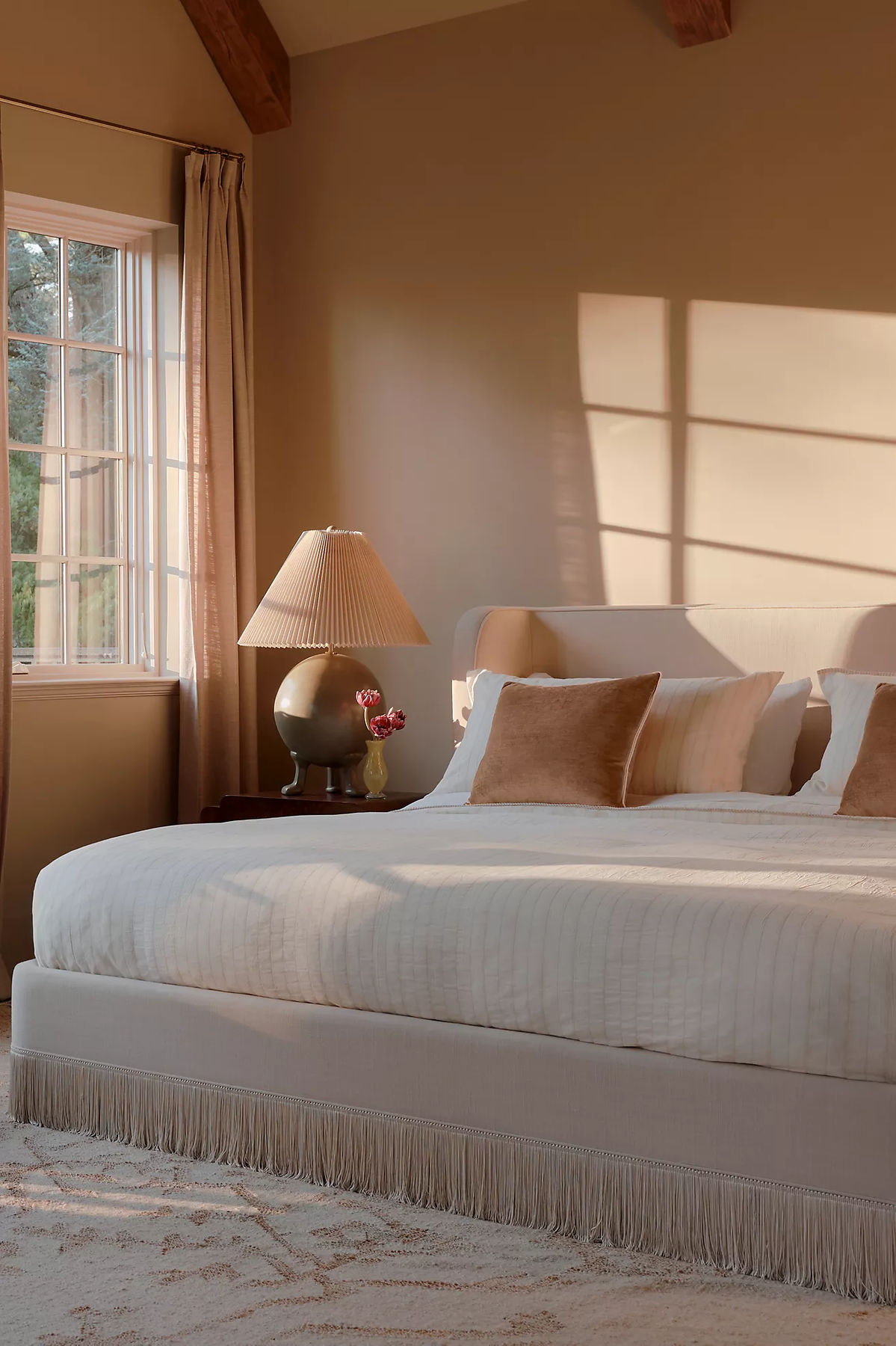 إطار السرير المزين بالشراشيب، من أبرز صيحات تيك توك هذا العام