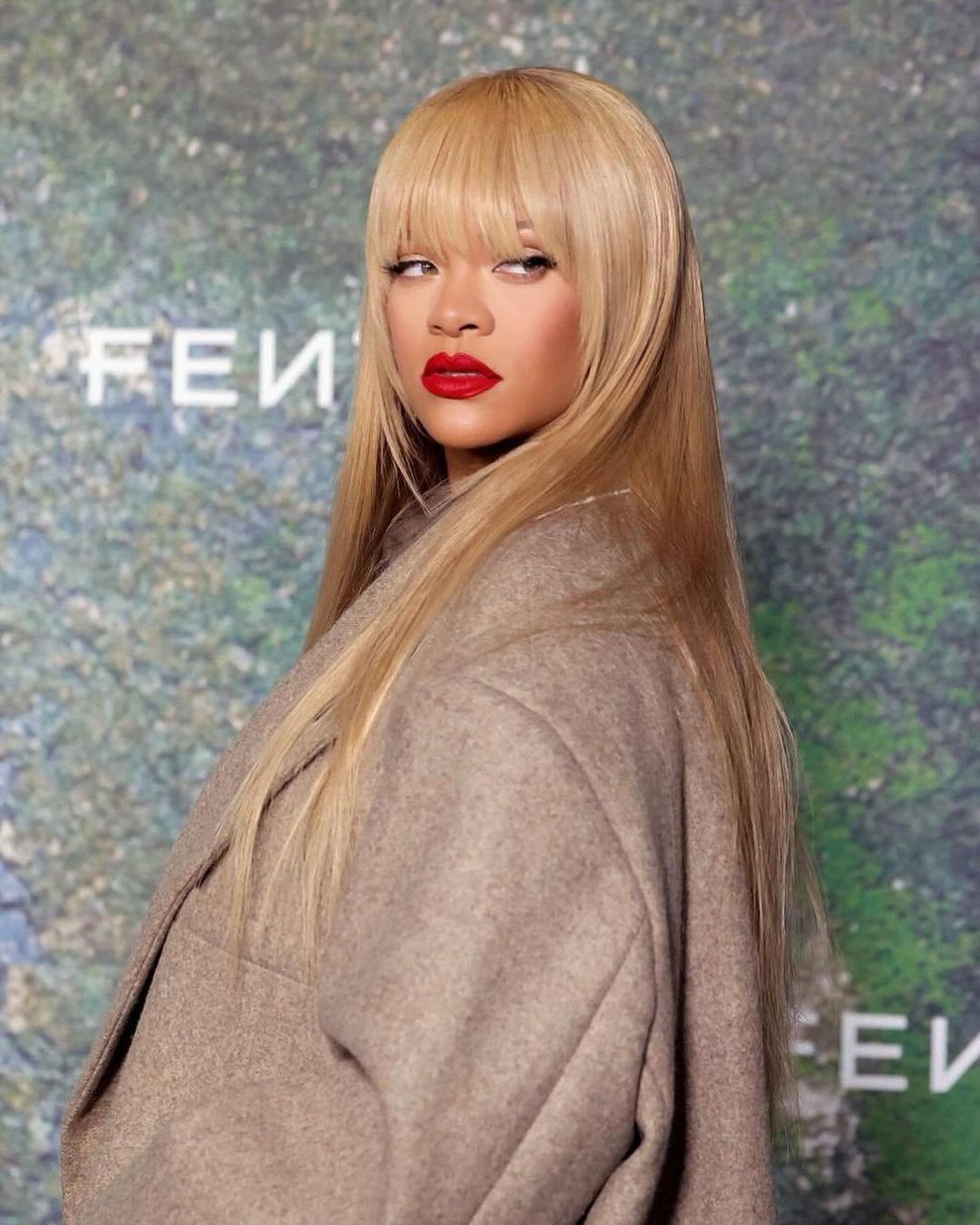 إطلالات جمالية ساحرة للنجمة ريهانا مع صيحة الغرة الكثيفة بأسلوب الستارة - الصورة من حساب Priscilla Ono على انستغرام