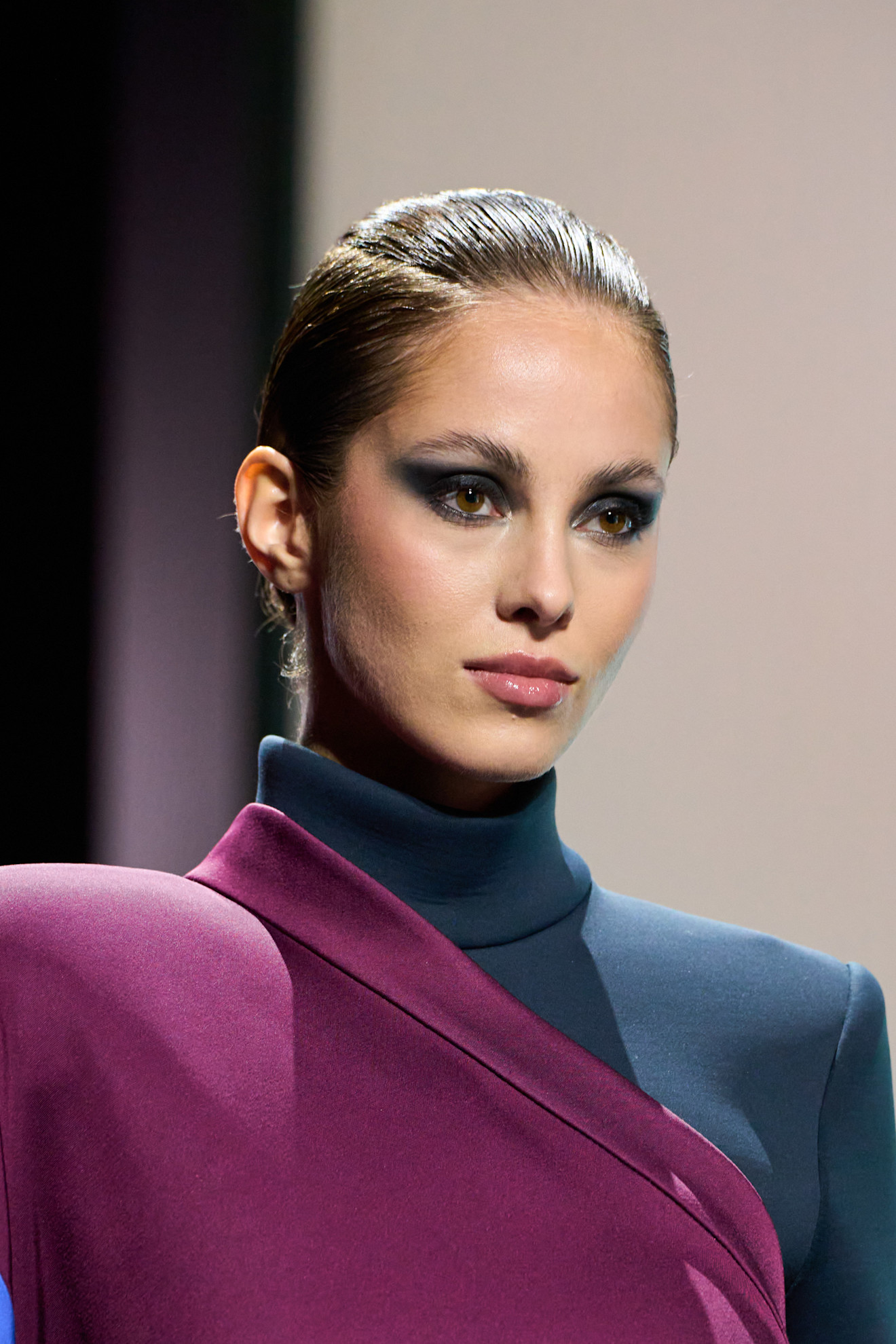 إطلالات مكياج كحلية وداكنة من دار Pierre Cardin