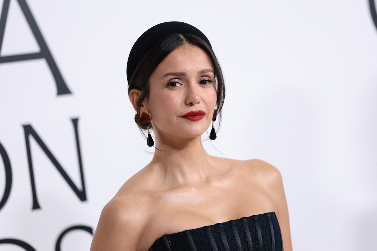 إطلالة Nina Dobrevبأحمر الشفاه القوي