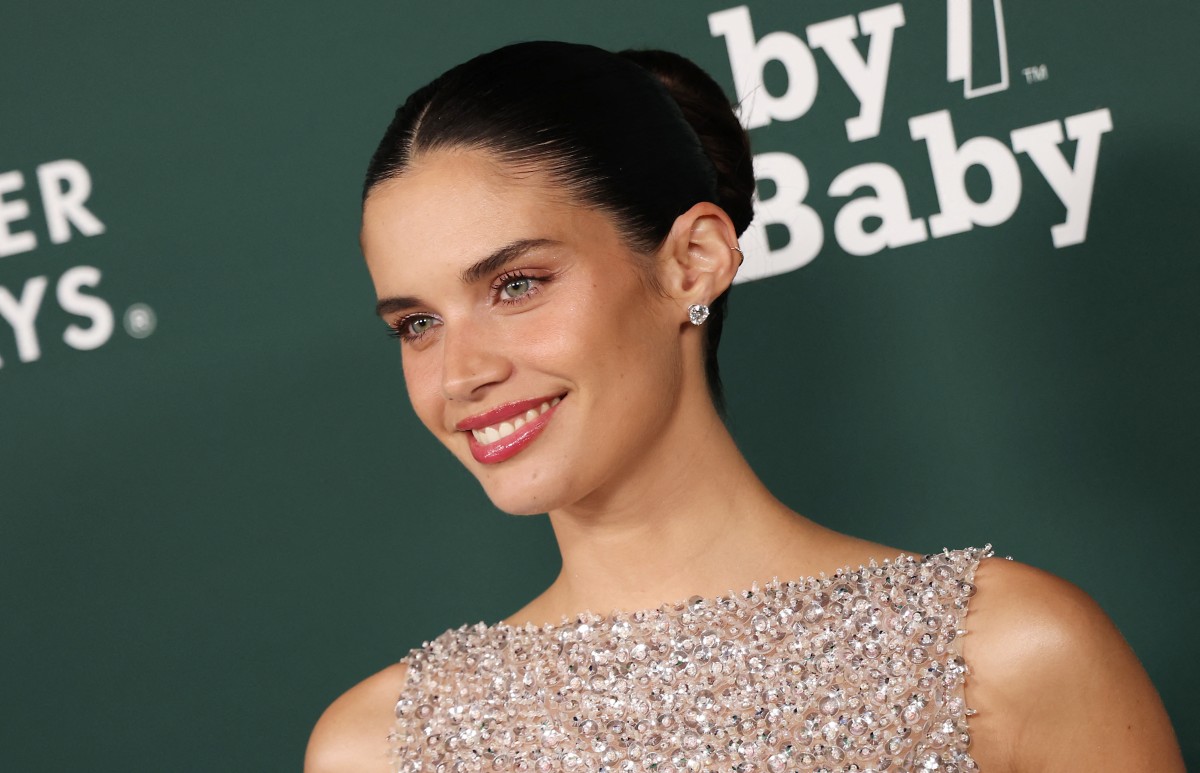 إطلالة  Sara Sampaioبرسمات المكياج الزهري