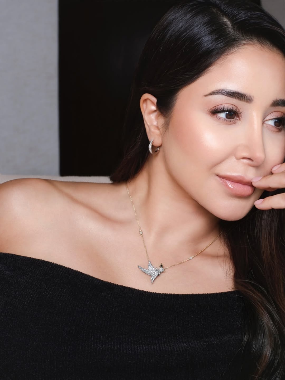 إطلالة أسيل عمران برسمات المكياج البيج