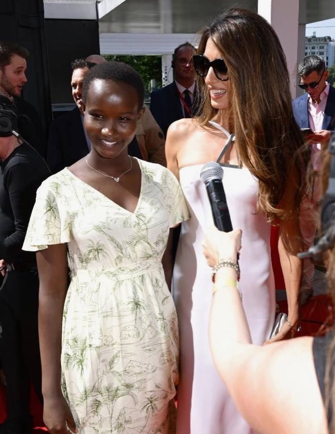 إطلالة أمل كلوني المتلألئة من Tamara Ralph