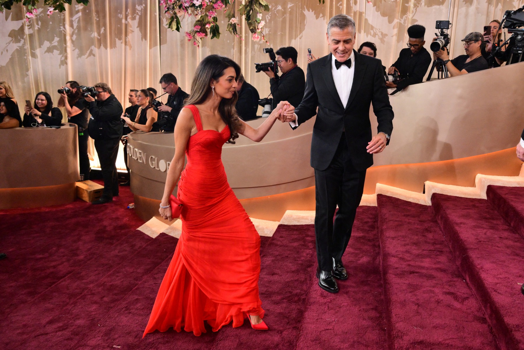 إطلالة أمل وجورج كلوني ضمن على السجادة الحمراء لحفل غولدن غلوب 2026