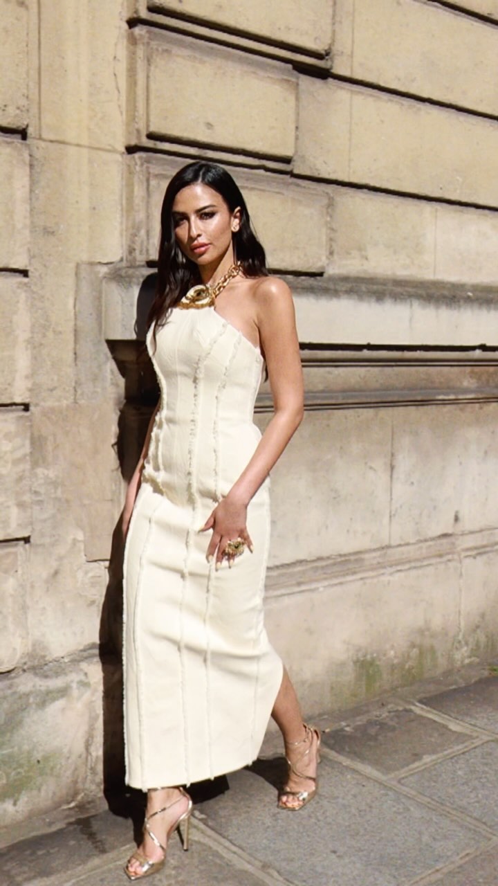 إطلالة أنيقة بالفستان الفاتح