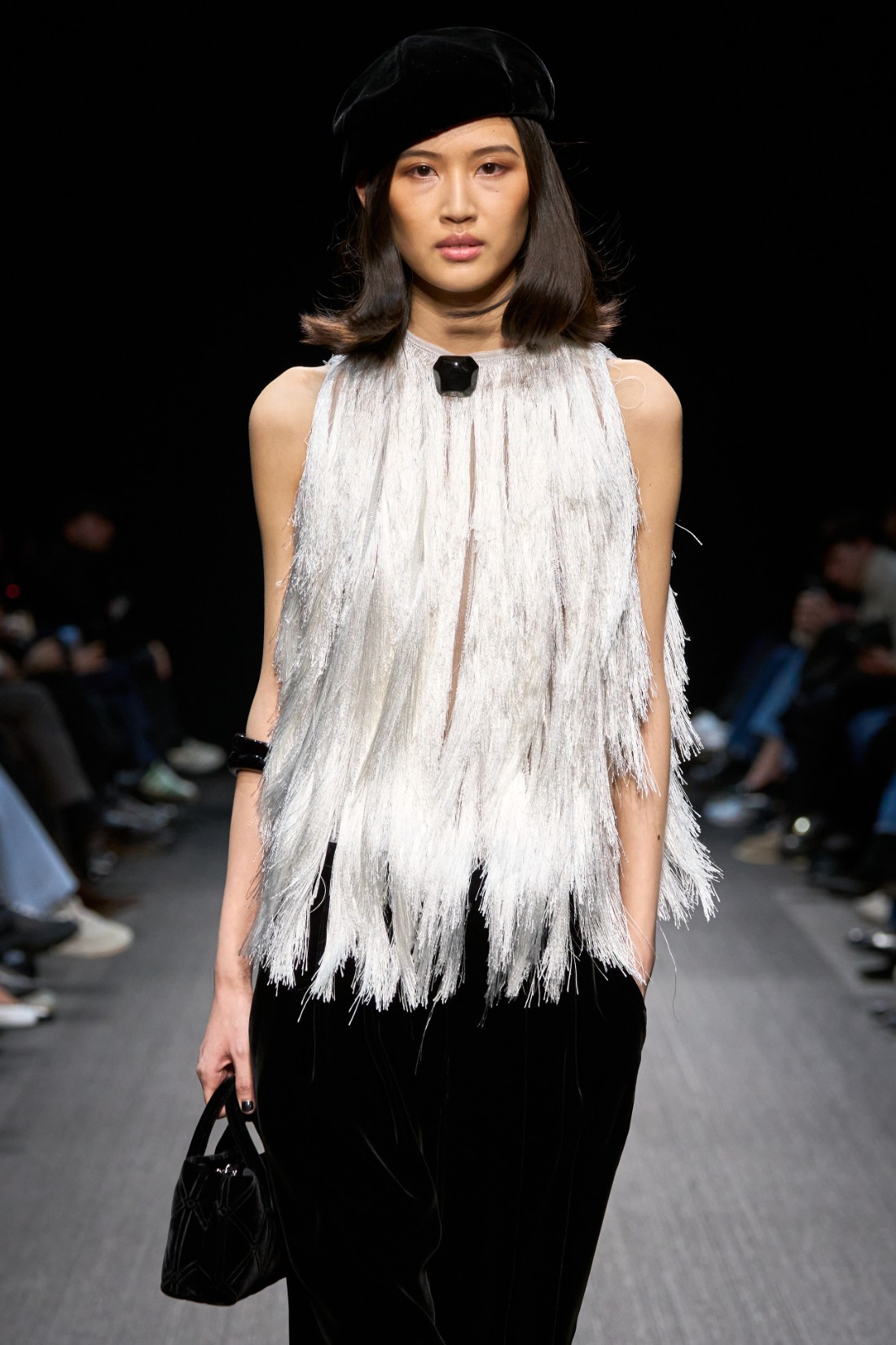 إطلالة أنيقة من مجموعة Emporio Armani