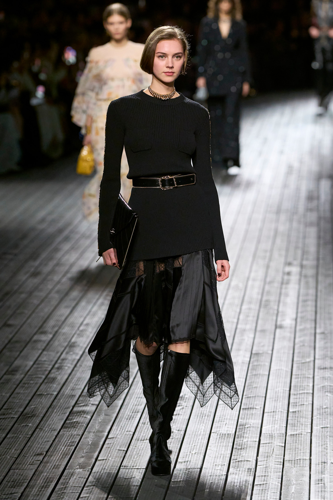 إطلالة أنيقة مناسبة لعشاء رومنسي من Chanel