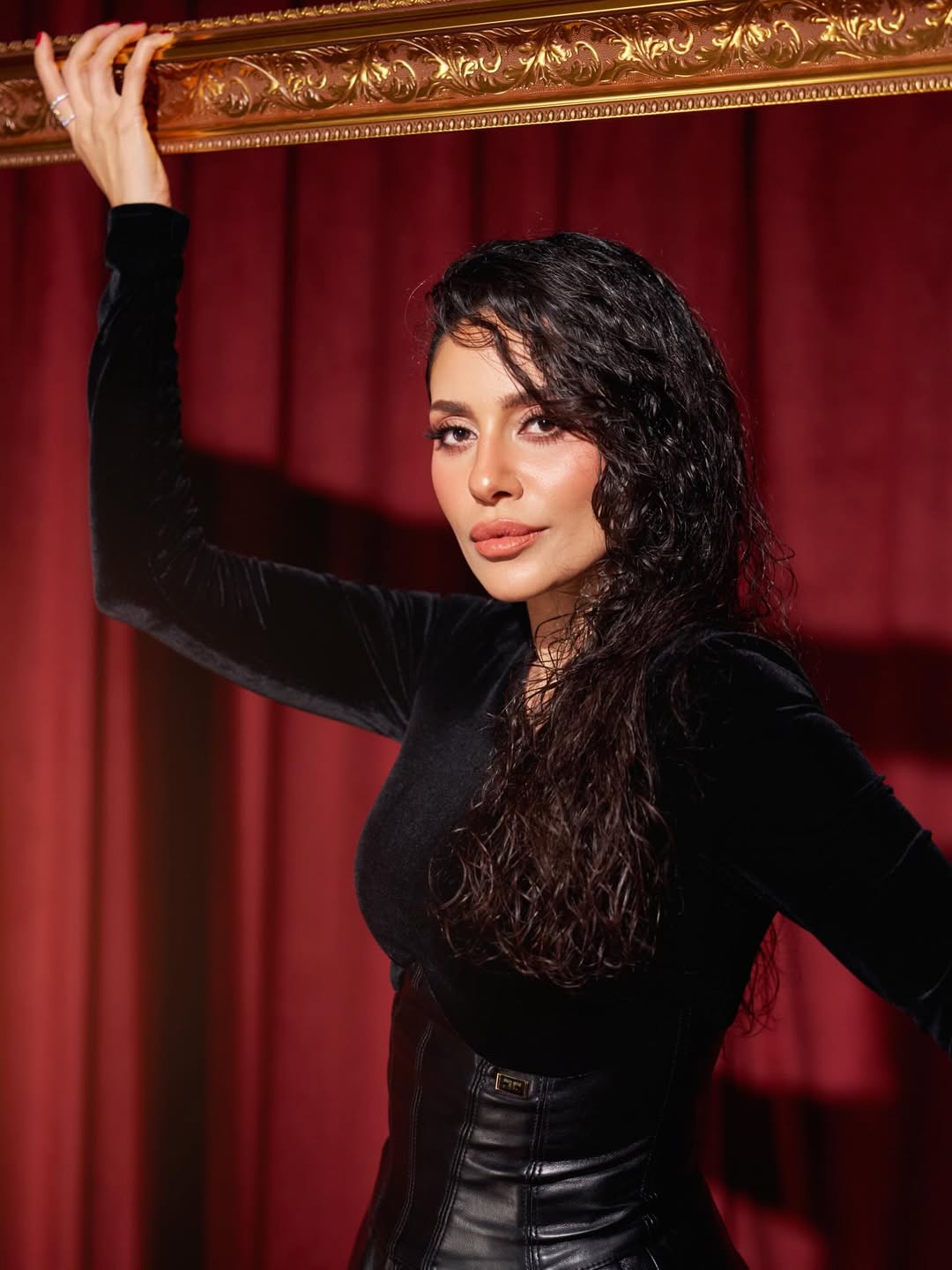 إطلالة إلهام علي بالخطوط السوداء