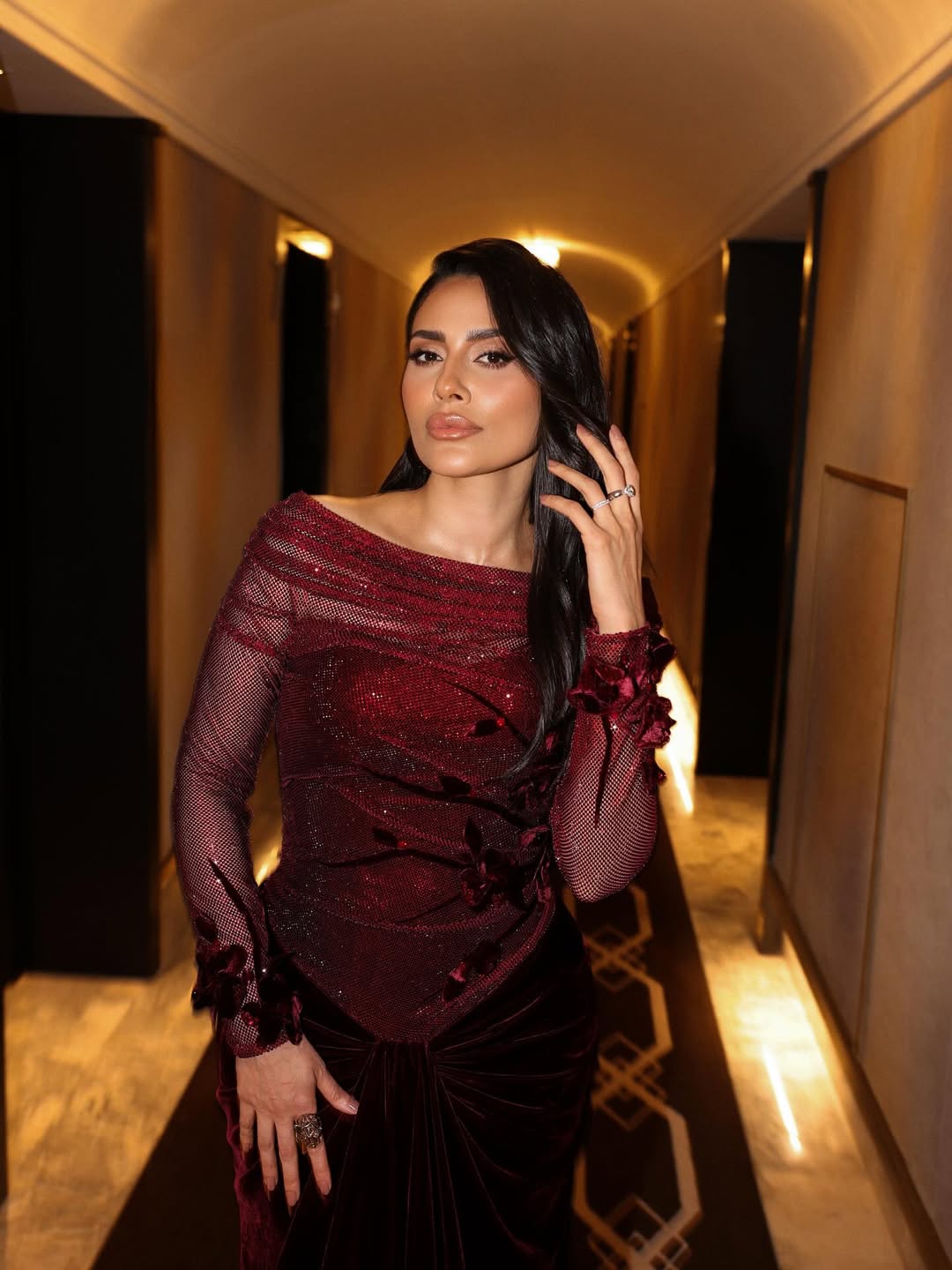 إطلالة إلهام علي برسمات المكياج البرونزي