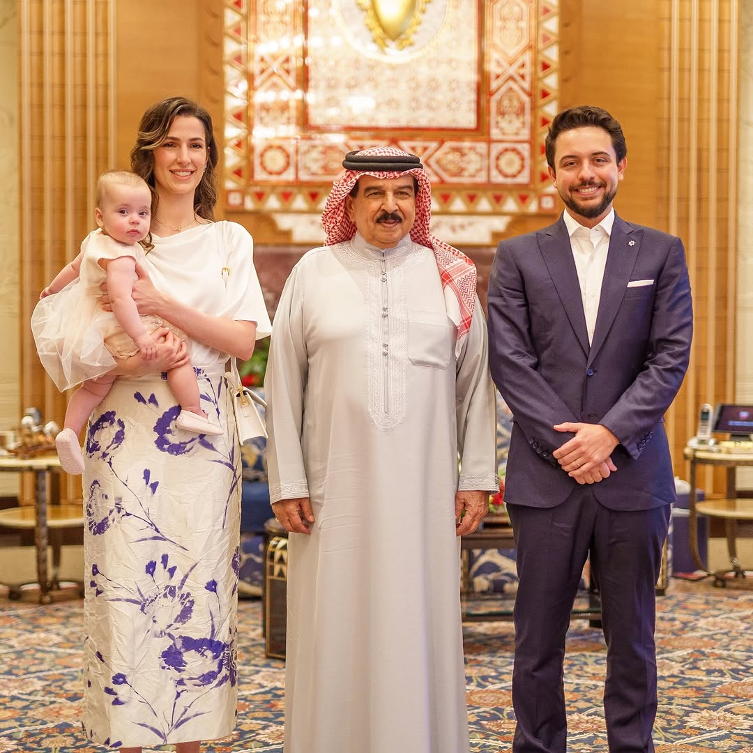 إطلالة الأميرة رجوة مع زوجها ولي العهد وطفلتهما خلال زيارتهم البحرين