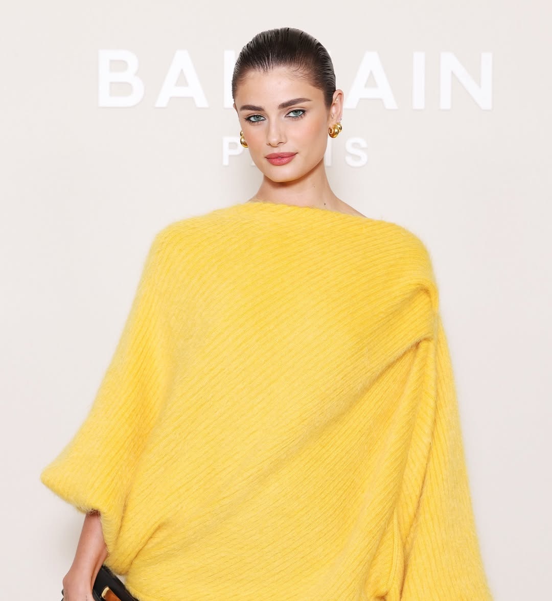 إطلالة الجميلة Taylor Hill بخطوط الآيلاينر الرفيعة خلال حضورها عرض Balmain