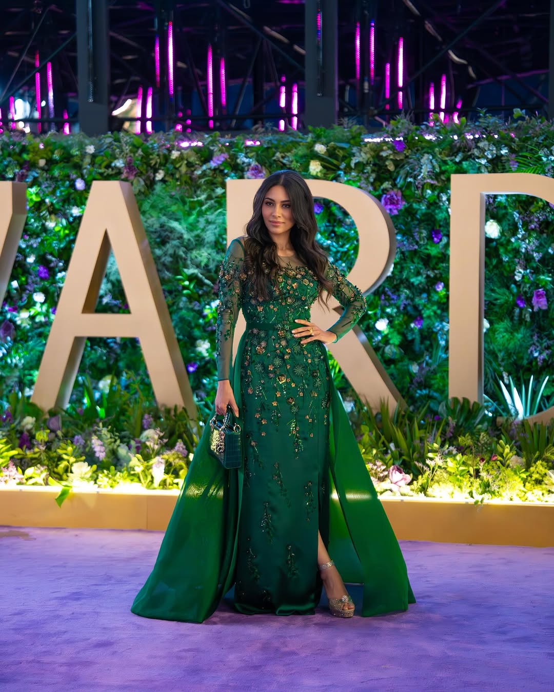 إطلالة الهام علي بالفستان الأخضر من تصميم دار نور