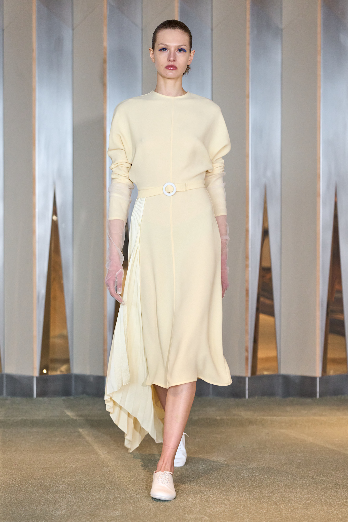 إطلالة انسيابية متوازنة من Edeline Lee