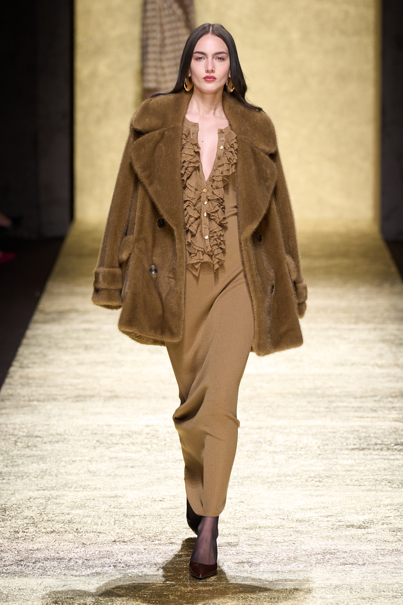 إطلالة بأقمشة مختلفة باللون البني من Luisa Spagnoli