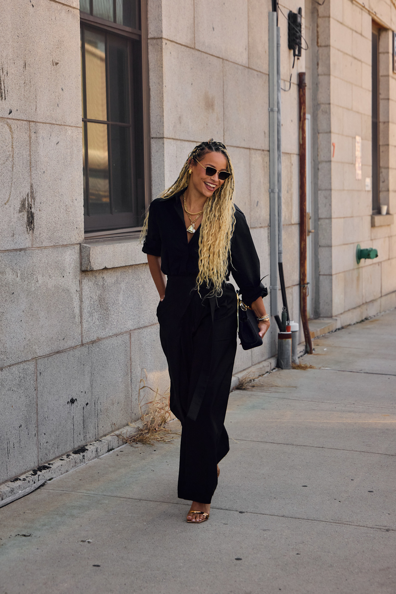 إطلالة بأكمام مرفوعة بعفوية من شوارع نيويورك