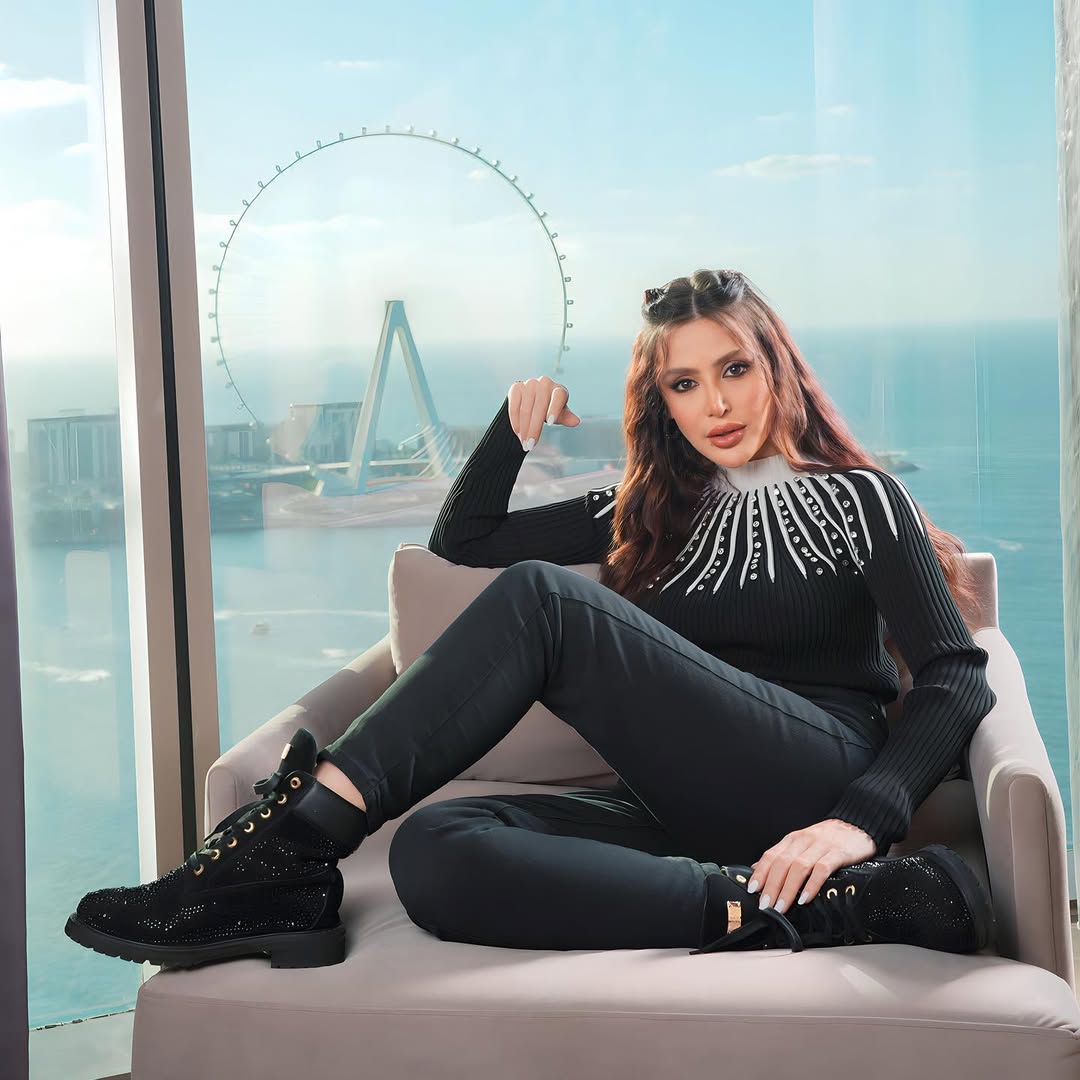 إطلالة بالجينز والبلوزة المجسمة