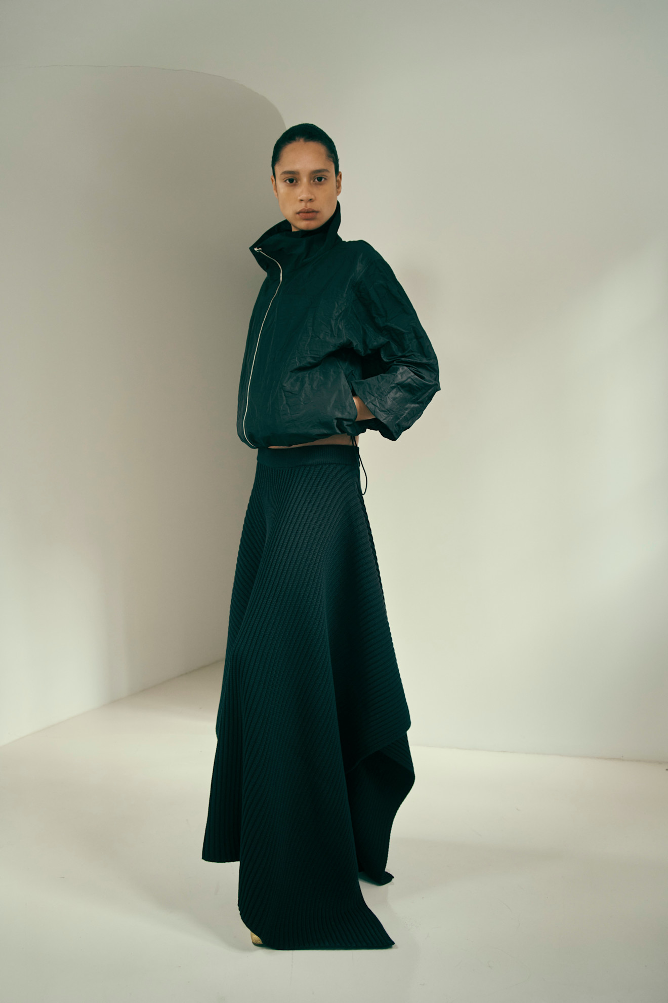 إطلالة باللون الأخضر النخيلي متعددة الأقمشة من ‏Kallmeyer