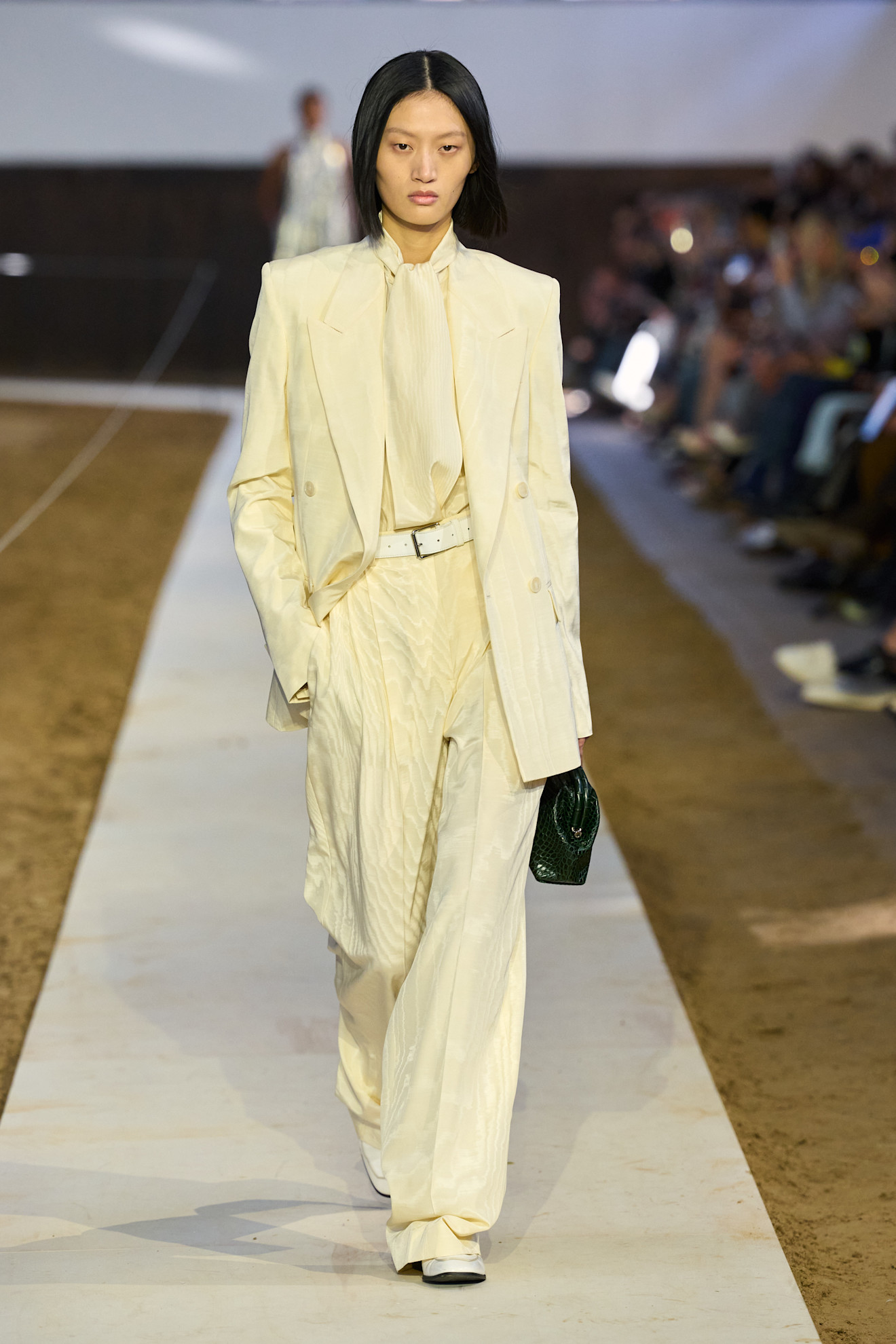 إطلالة باللون العاجي من مجموعة الأزياء الجاهزة لخريف وشتاء 2026-2027 من Stella McCartney