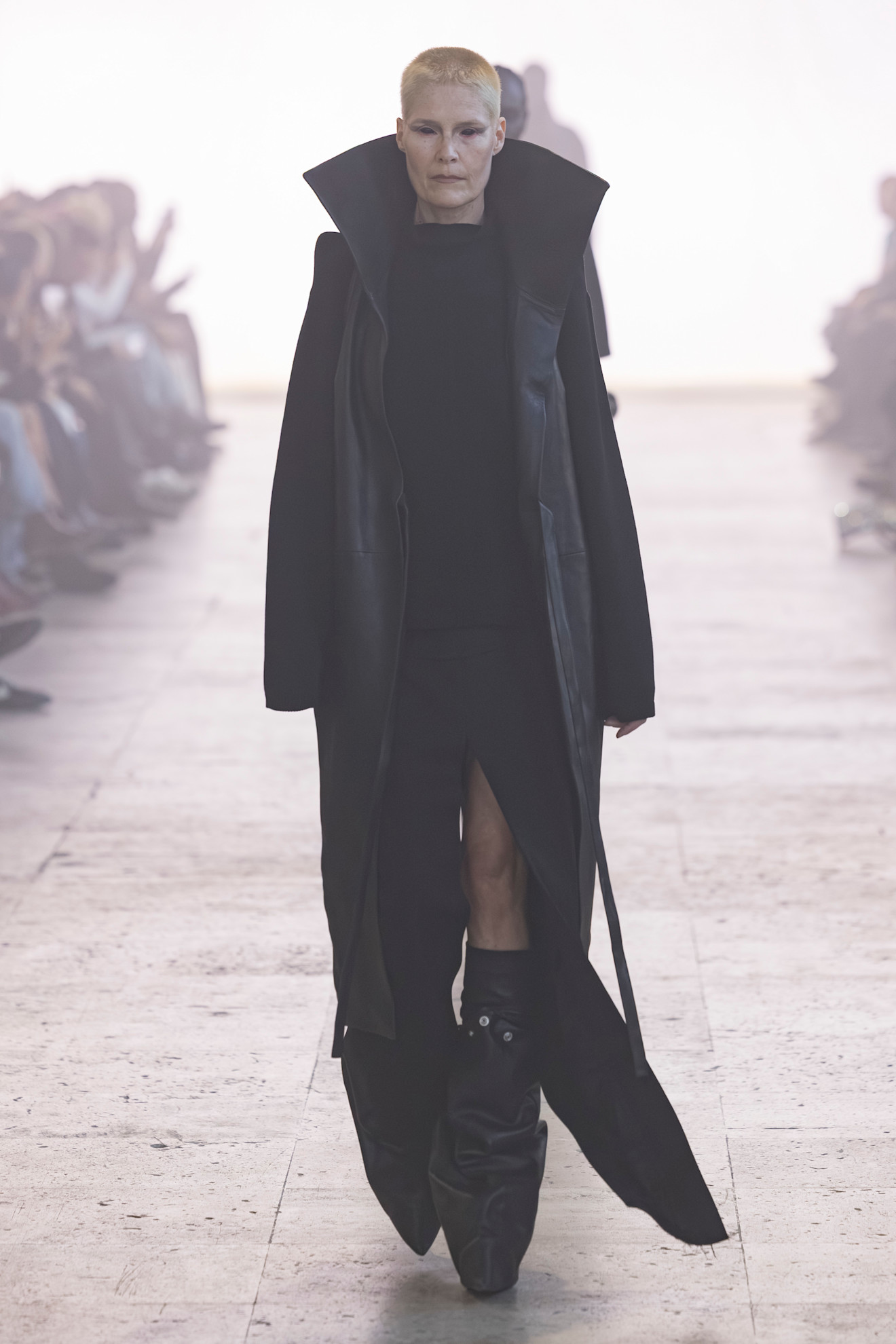 إطلالة بتدرجات مختلفة من الأسود من تصميم Rick Owens